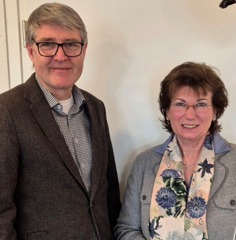 Am 20. Februar 2026 feierten wir den Abschied in den Ruhestand von Frau Bettina Schöpgens-Cohrs (hier mit dem betriebswirtschaftlichen Geschäftsführer, Herrn Burmeister) nach über 25 Jahren.